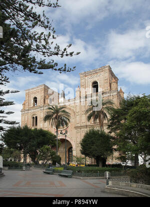 La Cattedrale dell Immacolata Concezione.Catedral de la Inmaculada Concepción.Situato di fronte al Parque Calderon Cuenca Ecuador Foto Stock