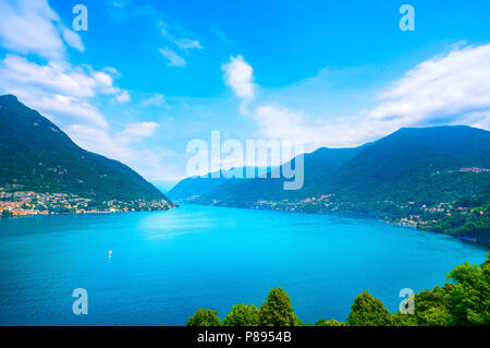 Lago di Como paesaggio panoramico. Lago, Alpi e Carate Laglio village vista da Bellagio road. L'Italia, l'Europa. Foto Stock