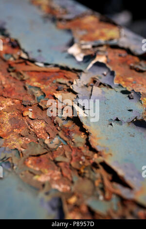 Ruggine su un ponte metallico a Bosham stazione ferroviaria, West Sussex, Regno Unito. Foto Stock