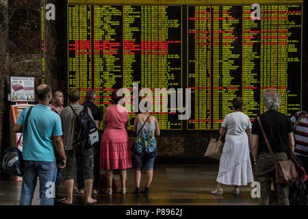 KIEV - UCRAINA - Agosto 10, 2015: Passeggeri guardando l'elettronica di partenze e arrivi in pensione alla stazione principale dei treni di Kiev, ottenere pronto Foto Stock