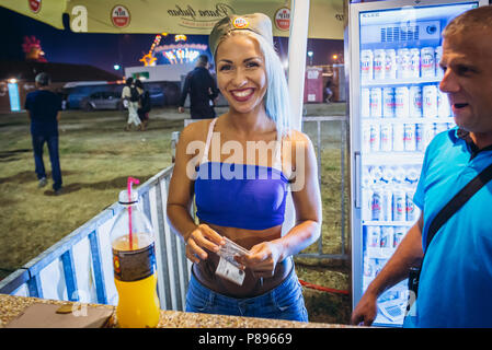 La birra tenda alla famosa tromba annuale Festival di Guca village, Serbia, noto anche come Dragacevski Sabor, 2017 Foto Stock