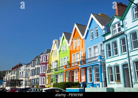Regno Unito e Irlanda del Nord, Co Antrim, Whitehead, Marine Parade, verniciato colorato lungomare case Foto Stock