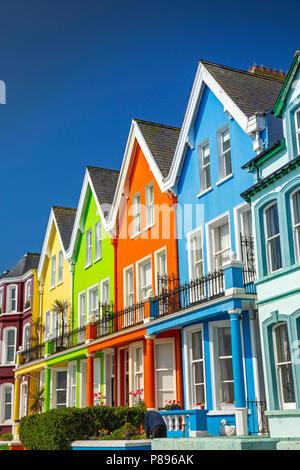 Regno Unito e Irlanda del Nord, Co Antrim, Whitehead, Marine Parade, verniciato colorato lungomare case Foto Stock