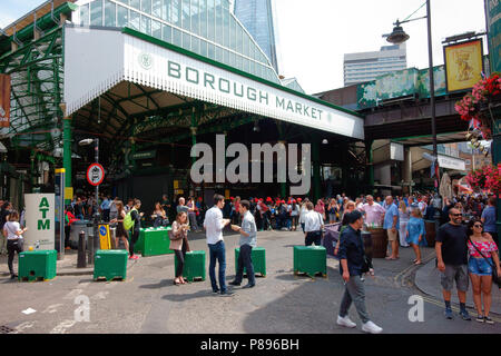 Gli amanti dello shopping al mercato di Borough di Londra Foto Stock