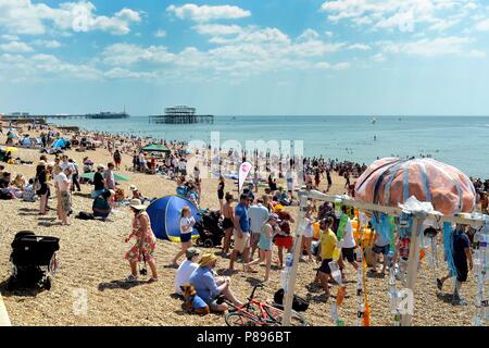 Affollata spiaggia di Brighton nel calore estivo Foto Stock