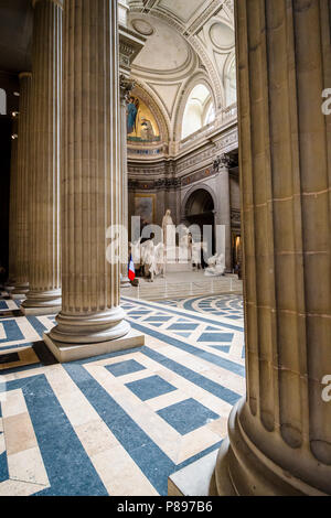 All'interno del Pantheon con le sue grandi colonne. Parigi, Francia Foto Stock