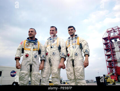 Il primo equipaggio della NASA prima presidiati Apollo volo spaziale, nominato il 21 marzo 1966, sono illustrati durante il corso di formazione in Florida. L a rari gli astronauti Virgil I. Grissom, Edward H. White II, e Roger Chaffee Foto Stock