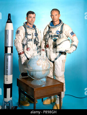 Gemini-10 primo equipaggio ritratto con gli astronauti John W. Young (sinistra), il comando pilota, e Michael Collins, pilota. Foto Stock