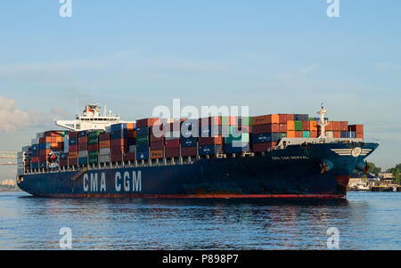 Nave portacontainer CMA CGM in uscita NERVAL Newark Bay impilato con contenitori di spedizione Foto Stock