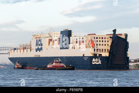 McAllister il traino di New York Elizabeth e Brian A. assistere ACL Atlantic Sun west sul Kill Van Kull per Newark Bay e il porto di Elizabeth Foto Stock