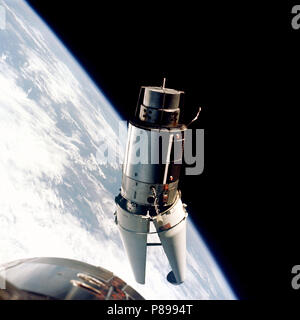 La Augmented Target adattatore docking (ATDA) visto dalla Gemini 9 durante uno dei loro tre rendezvous nello spazio. Guasto dell'adattatore docking coperchio protettivo fino a separare completamente sul ATDA impedito docking Foto Stock