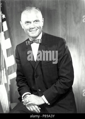 Ritratto ufficiale di astronauta John H. Glenn Jr., il primo americano in orbita attorno alla terra in un progetto di veicolo spaziale di mercurio Foto Stock