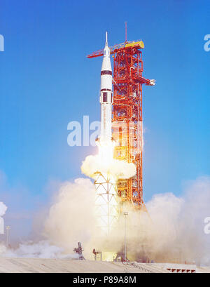 Il Saturn IB lancio di sollevamento del veicolo fuori dal complesso di lancio 39B a 9:01 a.m. EST. Il Skylab 4 astronauti Gerald P. Carr, il Dott. Edward G. Gibson e William R. Pogue erano a bordo per la terza e ultima missione alla stazione spaziale in orbita. Foto Stock