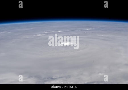 La NASA immagine catturata Agosto 30, 2010 - fotografata da una spedizione 24 membro di equipaggio sulla Stazione spaziale internazionale, questa è una vista obliqua dell'occhio (centro) dell uragano Earl. La foto è stata scattata con una fotocamera digitale utilizzando una lente da 50 mm. Foto Stock