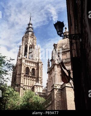 Toledo. Catedral. Vista parcial de la torre y el cimborrio de la Catedral. Foto Stock