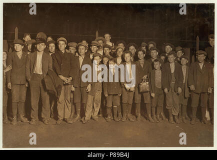 6-00 P.M. Torcia elettrica la foto di una parte della forza di andare a casa. Sibley Mfg. Co. Augusta, Ga. Alcuni dei ragazzi più piccolo di detto Stato in un mulino da uno a più anni). Gen 15, 1909. Foto Stock