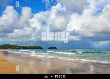 La bellissima natura della Thailandia. Karon Beach sull'isola di Phuket. Foto Stock