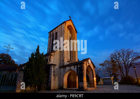 Antica chiesa in pietra di sapa con il blu del cielo notturno più popolari destinazioni di viaggio di sapa norhtern del Vietnam Foto Stock