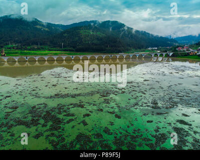 Il lago di inquinamento in Romania, dei Carpazi paesaggio di montagna Foto Stock