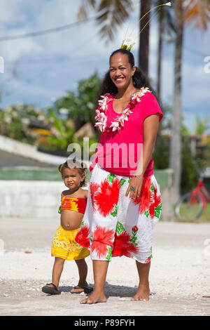 Le donne e la figlia, Tuamotus, Polinesia Francese Foto Stock