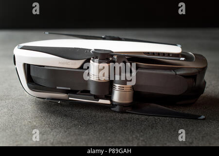 Istanbul, Turchia - 3 Luglio 2018: DJI MAVIC ARIA - Compact Drone da DJI con 12 MP 4K Fotocamera HDR, montato su una a 3 assi della sospensione cardanica. Fotocamera e sensori vista. T Foto Stock