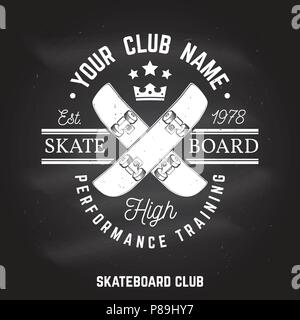 Skateboard club segno sulla lavagna. Illustrazione Vettoriale. Sport estremo. Per skate club emblemi, segni e t-shirt design. Retrò design tipografia con skateboard e testo. Illustrazione Vettoriale