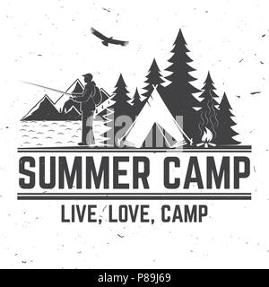 Summer Camp. Illustrazione Vettoriale. Concetto per una camicia o un logo, stampa, timbro o il raccordo a t. Vintage design tipografia fisherman, tenda da campeggio, falò e silhouette di foresta. s Illustrazione Vettoriale