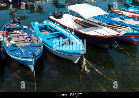 Aci Trezza Marina dei Ciclopi imbarcazioni del porto. Isola Lachea ciclopiche sulla costa e le isole dei ciclopi dietro (Italia, sicilia,10 km a nord di Catan Foto Stock