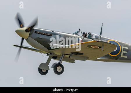 La Shuttleworth della collezione ala tagliata Supermarine Spitfire visualizza al corteo militare al vecchio Operaio Foto Stock