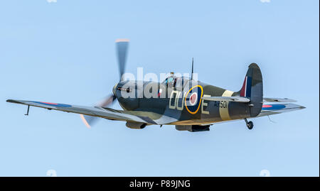 La Shuttleworth della collezione ala tagliata Supermarine Spitfire visualizza al corteo militare al vecchio Operaio Foto Stock