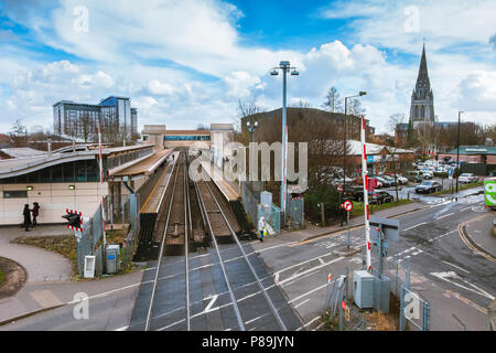 FELTHAM, Regno Unito - 16 Marzo 2018: ampia vista di Feltham Railway Station e la torre dell'oggi demolita la chiesa di Saint Catherine. Feltham, Regno Unito Foto Stock