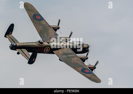 La Battaglia di Bretagna Memorial di volo Avro Lancaster visualizza all'Shuttleworth corteo militare al vecchio Operaio Foto Stock