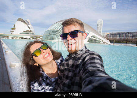 Valencia, Spagna, Gennaio 02, 2018 felice coppia rende selfie sullo sfondo dell'Hemisferic edificio nella Città delle Arti e delle Scienze di Valencia, Spagna. Foto Stock