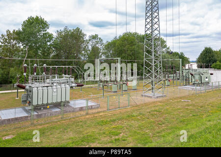 Piccola sottostazione elettrica Foto Stock