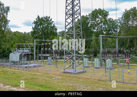 Piccola sottostazione elettrica Foto Stock