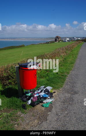 Dog Poo bin in Condino South west coast path. John O' semole (Duncansby head) in terre fine. da estremità a estremità trail. Devon. In Inghilterra. Regno Unito Foto Stock