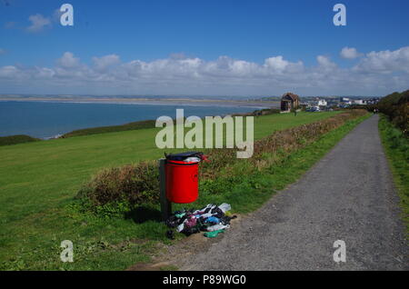 Dog Poo bin in Condino South west coast path. John O' semole (Duncansby head) in terre fine. da estremità a estremità trail. Devon. In Inghilterra. Regno Unito Foto Stock