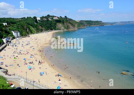 Persone turisti che si godono il sole estivo om Tenby spiaggia Nord Pembrokeshire Wales Cymru REGNO UNITO Foto Stock