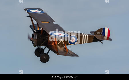 Un Sopwith Camel, la prima guerra mondiale fighter, esegue presso la collezione Shuttleworth corteo militare al vecchio operaio. Foto Stock