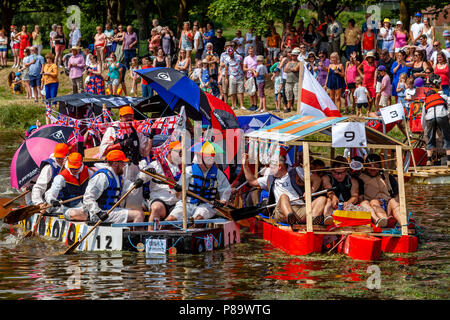 La popolazione locale prendere parte all'annuale zattera Ouseday gara svoltasi sul fiume Ouse in Lewes in aiuto degli enti locali di beneficenza, di Lewes, nel Sussex, Regno Unito Foto Stock