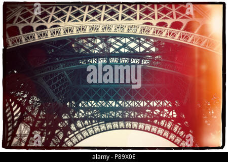 Primo piano ad angolo basso della Torre Eiffel con effetti speciali a Parigi Francia Foto Stock