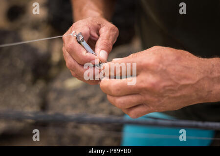 Fisherman tenendo la pesca Foto Stock