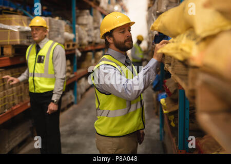 Il personale controllo delle scorte in magazzino Foto Stock