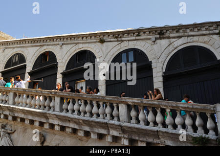 I turisti scattano fotografie dal Ponte di Rialto di Venezia Foto Stock