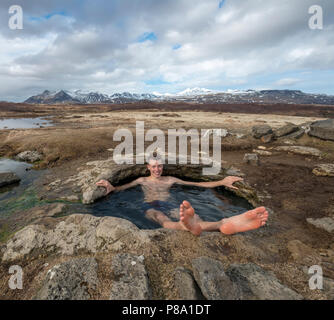 Giovane uomo in una primavera calda, vicino Eyjar og Miklaholt, Vesturland, Islanda Foto Stock