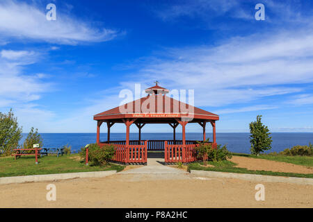 Padiglione in legno sulle rive del Lac Saint-Jean, Desbiens, provincia del Québec, Canada Foto Stock