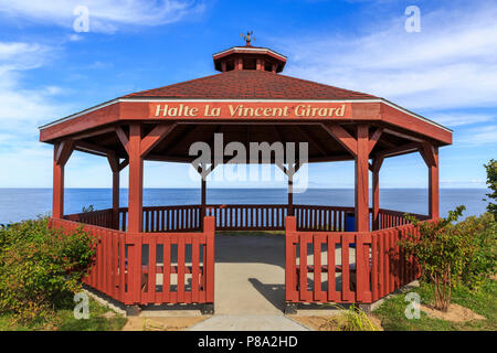 Padiglione in legno sulle rive del Lac Saint-Jean, Desbiens, provincia del Québec, Canada Foto Stock