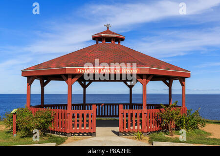 Padiglione in legno sulle rive del Lac Saint-Jean, Desbiens, provincia del Québec, Canada Foto Stock