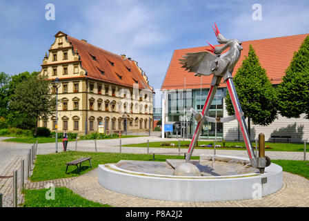 Stork fontana, Castello Inferiore e Scuola bavarese museo, Ichenhausen, Svevia, Baviera, Germania Foto Stock