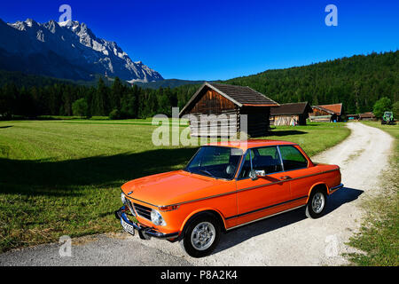 BMW 2002 tii, classic car su Eibseestraße, nel retro Zugspitze, Grainau, Alta Baviera, Baviera, Germania Foto Stock